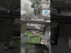 La fresadora procesa moldes de plástico