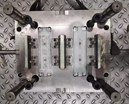 Las piezas plásticas de punta de la alta precisión del moldeo a presión de la precisión de la puerta moldean